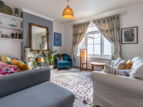 Charming 3-Bedroom Cottage in Leigh On Sea Pass the Keys
